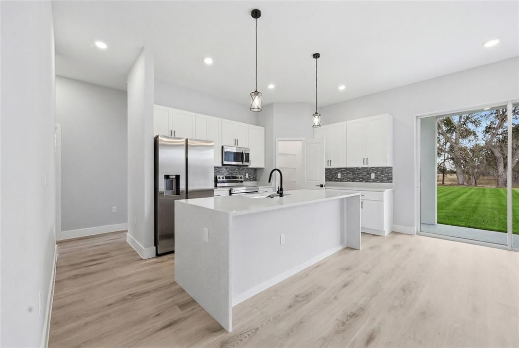 На продажу: $349,900 (4 спален, 3 ванн, 1802 Квадратных фут)