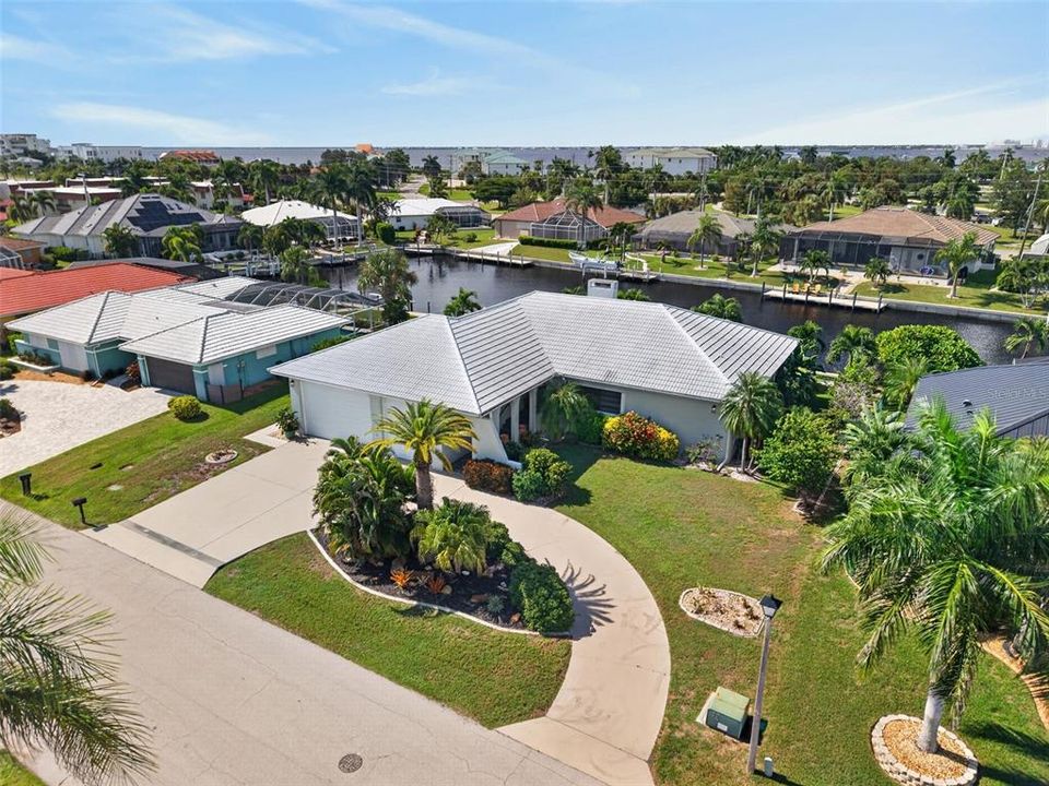 Active With Contract: $599,900 (3 beds, 2 baths, 2570 Square Feet)