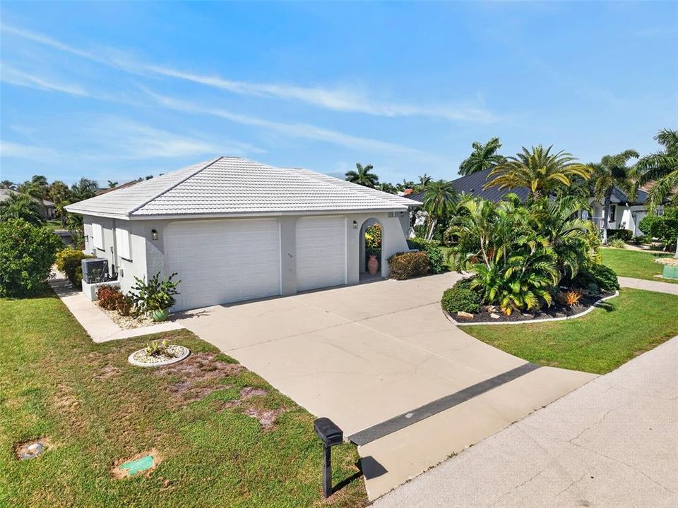 Active With Contract: $599,900 (3 beds, 2 baths, 2570 Square Feet)