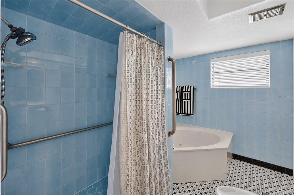 Active With Contract: $599,900 (3 beds, 2 baths, 2570 Square Feet)