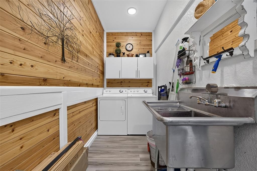 Active With Contract: $599,900 (3 beds, 2 baths, 2570 Square Feet)