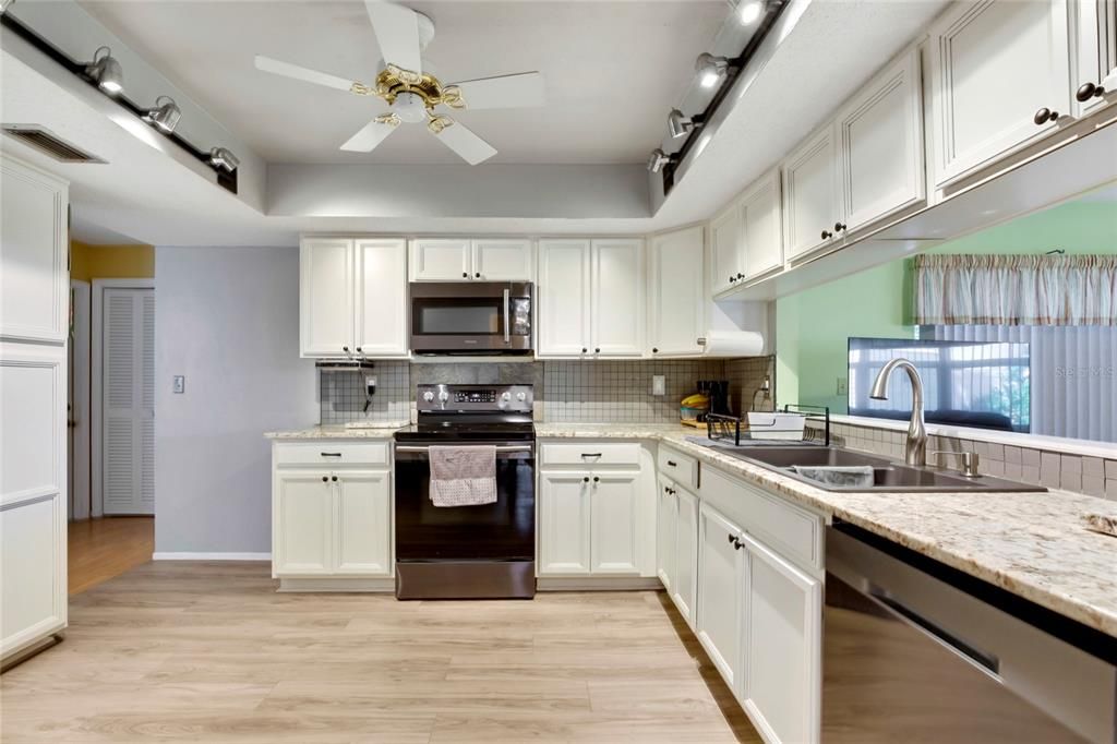 For Sale: $275,000 (2 beds, 2 baths, 1400 Square Feet)