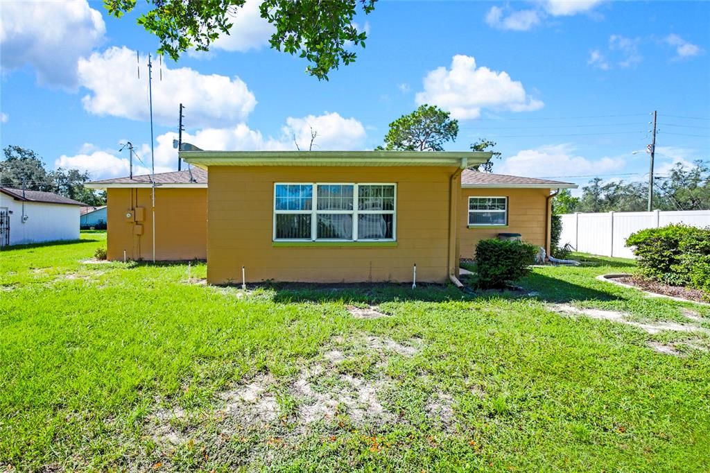 For Sale: $275,000 (2 beds, 2 baths, 1400 Square Feet)