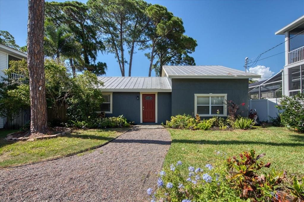 : $525,000 (3 beds, 3 baths, 1311 Square Feet)