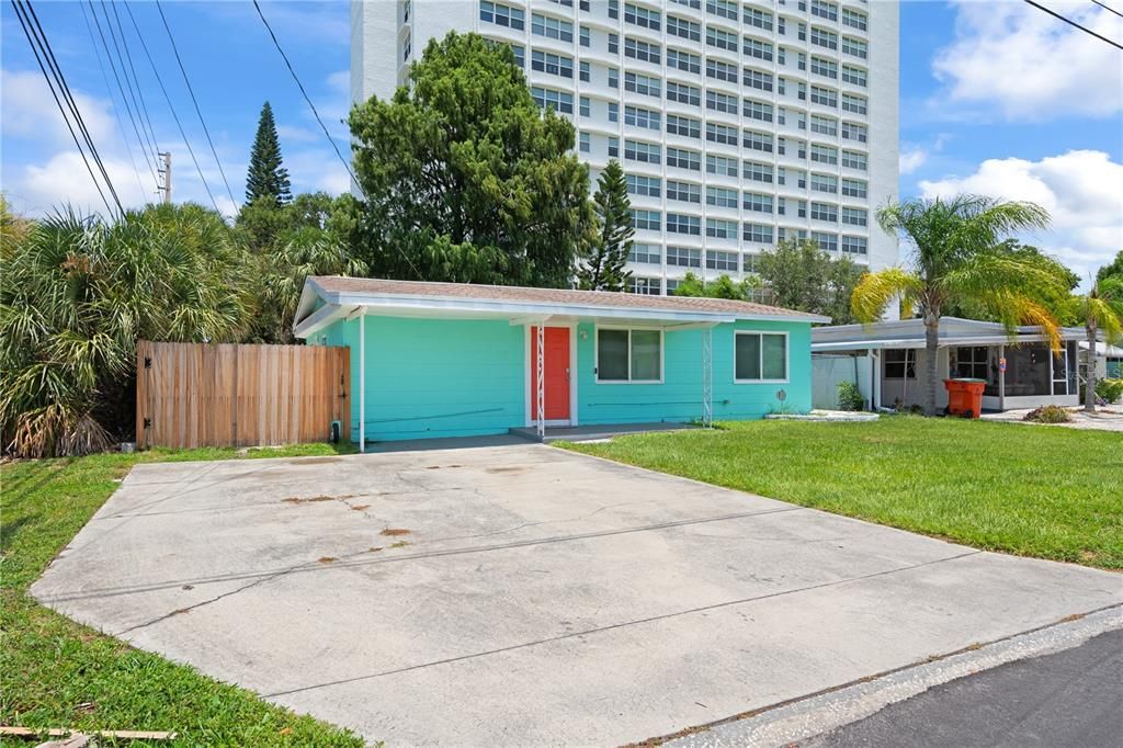 For Rent: $3,200 (3 beds, 2 baths, 901 Square Feet)