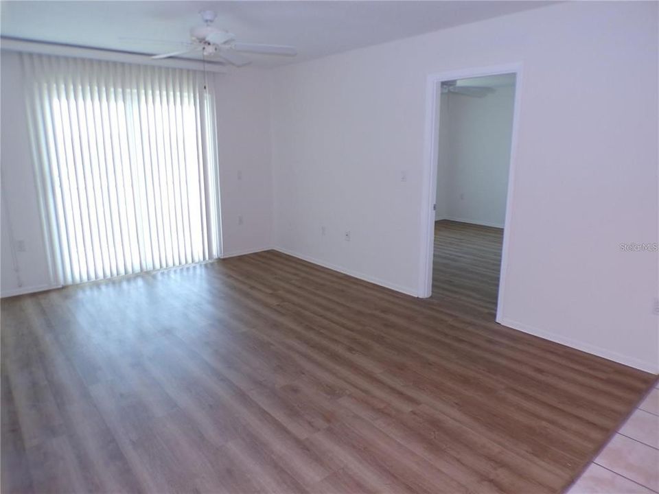 На продажу: $169,000 (2 спален, 2 ванн, 833 Квадратных фут)