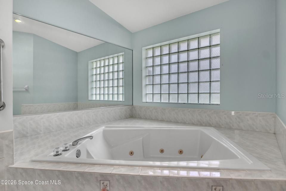 En Venta: $425,000 (3 camas, 2 baños, 2101 Pies cuadrados)