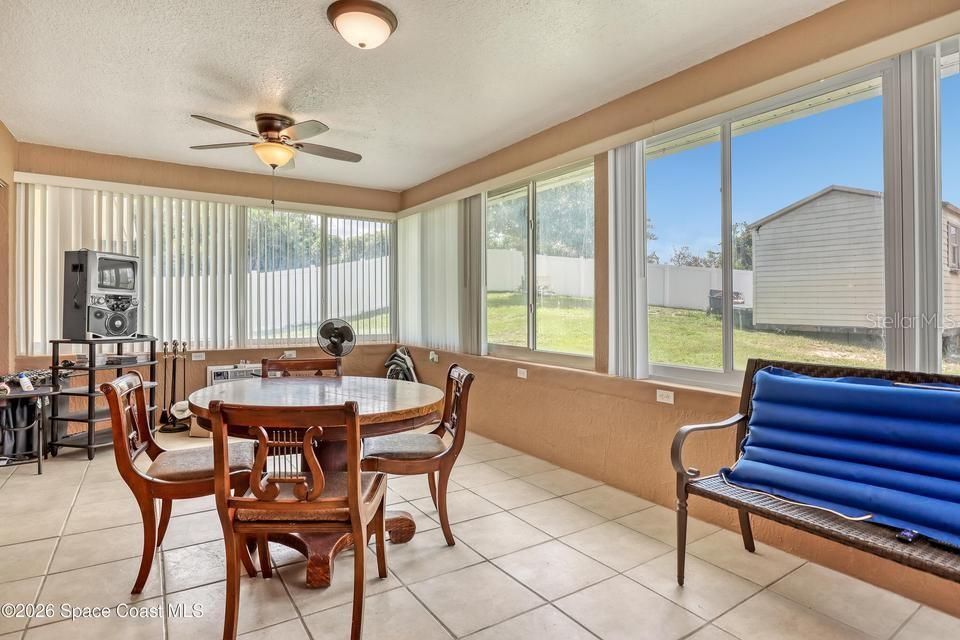 En Venta: $425,000 (3 camas, 2 baños, 2101 Pies cuadrados)