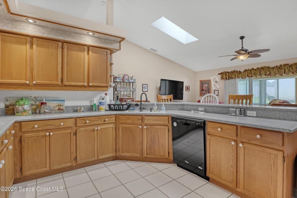 En Venta: $425,000 (3 camas, 2 baños, 2101 Pies cuadrados)