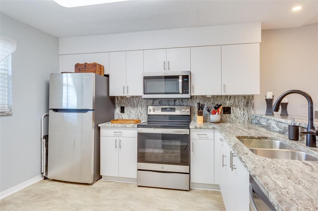На продажу: $139,900 (2 спален, 2 ванн, 1153 Квадратных фут)
