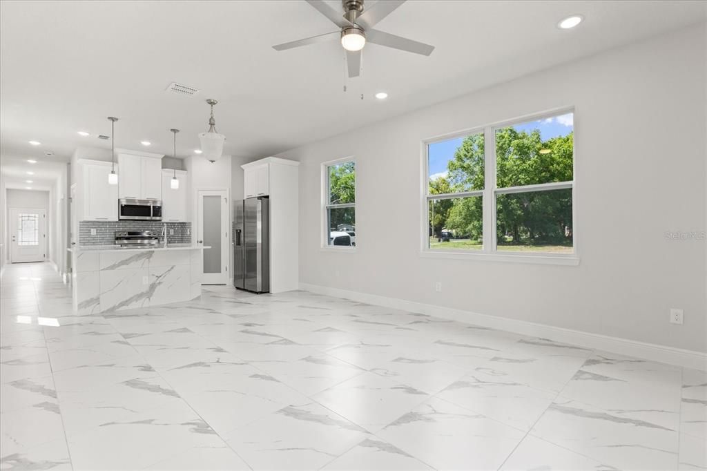 For Sale: $369,000 (3 beds, 3 baths, 1758 Square Feet)