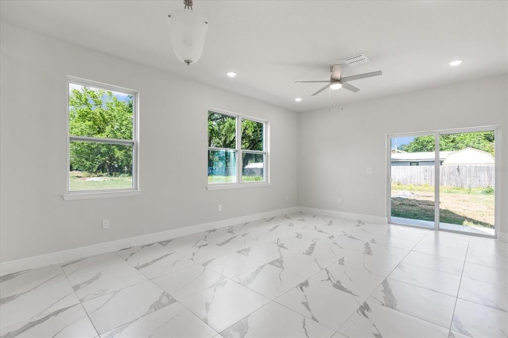 For Sale: $369,000 (3 beds, 3 baths, 1758 Square Feet)