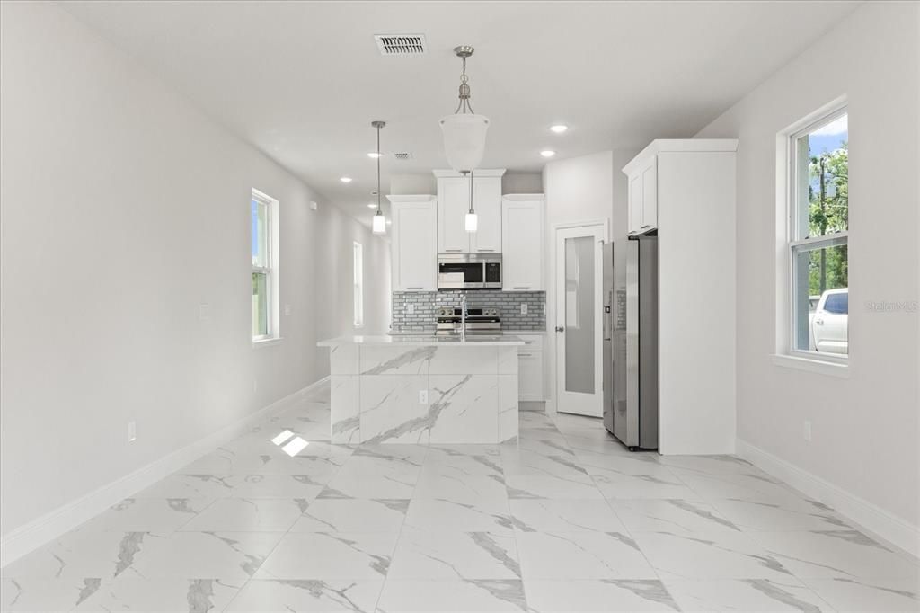 For Sale: $369,000 (3 beds, 3 baths, 1758 Square Feet)