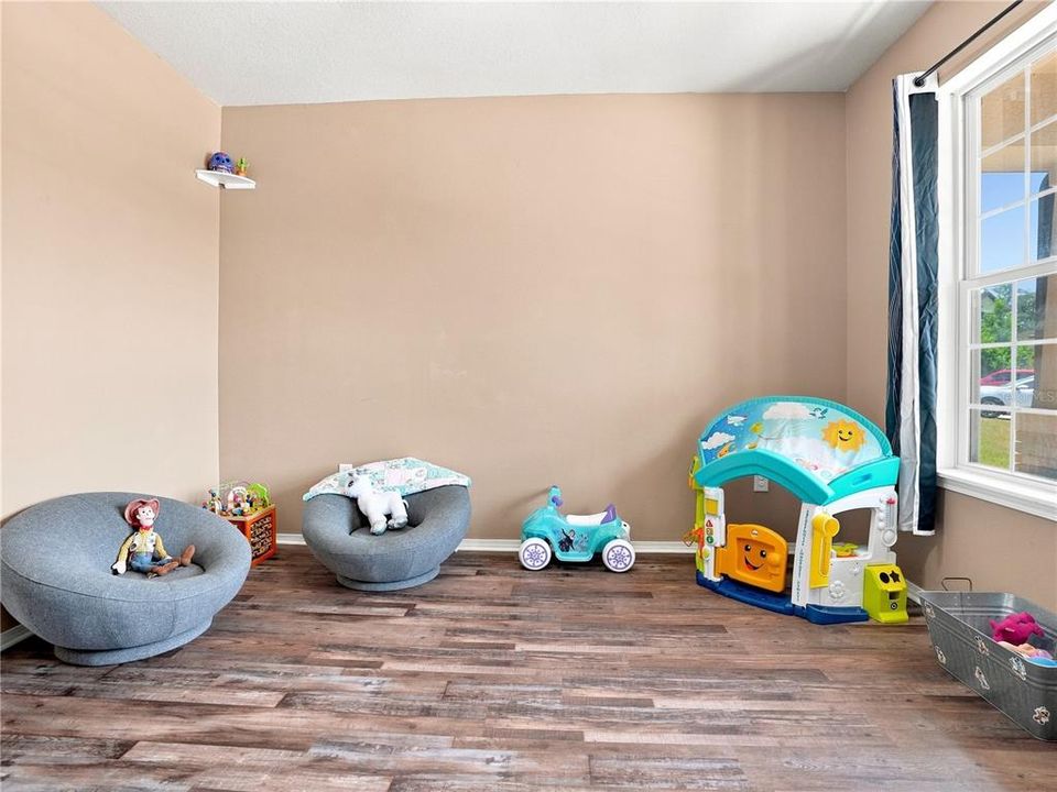 For Sale: $399,900 (4 beds, 2 baths, 2661 Square Feet)