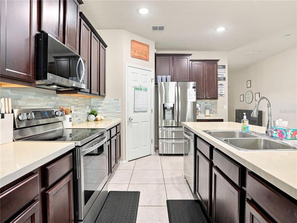 For Sale: $399,900 (4 beds, 2 baths, 2661 Square Feet)