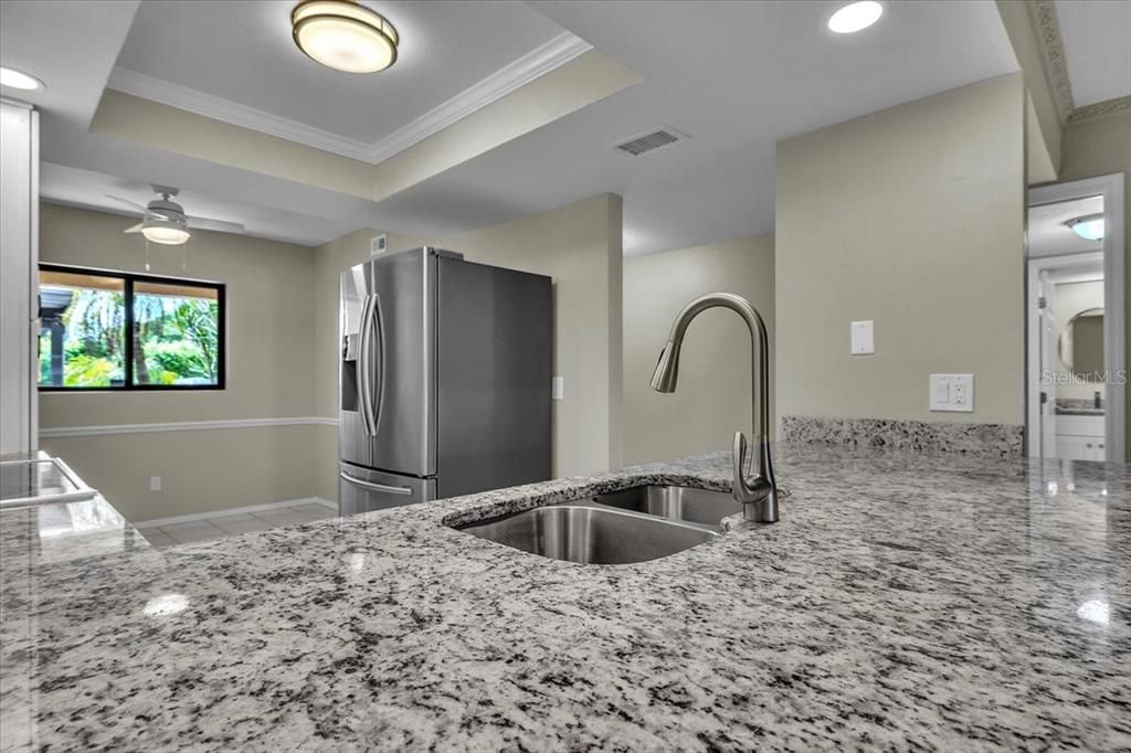 For Sale: $315,000 (2 beds, 2 baths, 1124 Square Feet)