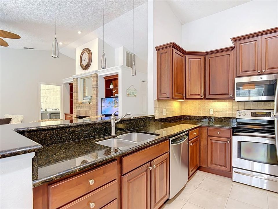 Active With Contract: $355,000 (3 beds, 2 baths, 1832 Square Feet)