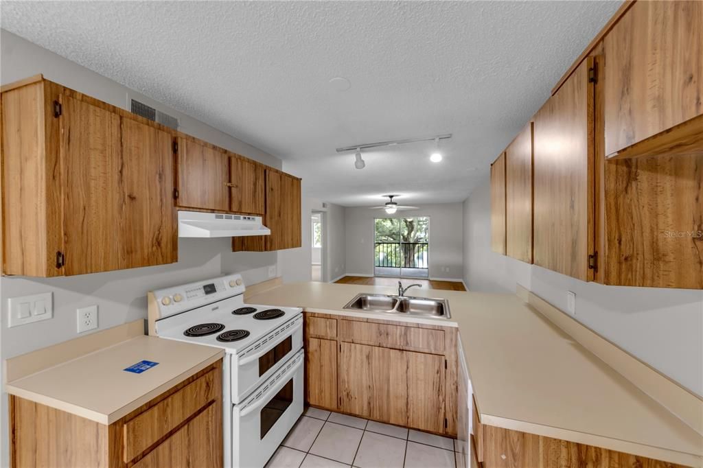 For Sale: $175,000 (2 beds, 2 baths, 960 Square Feet)