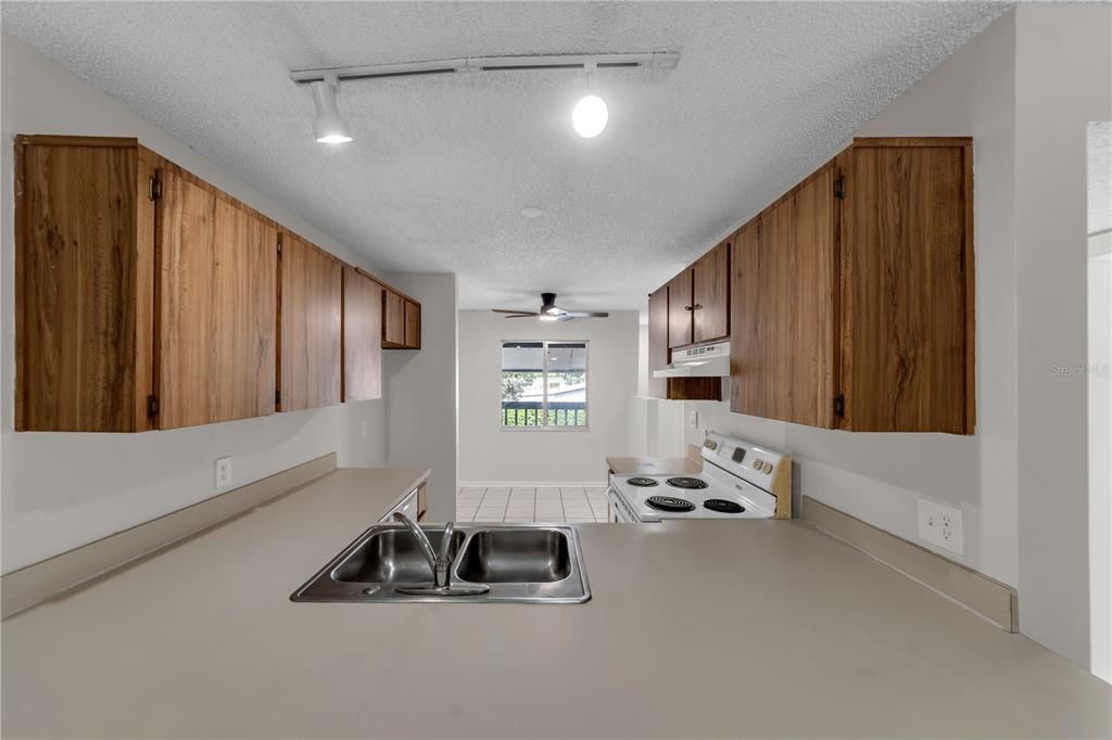 For Sale: $175,000 (2 beds, 2 baths, 960 Square Feet)
