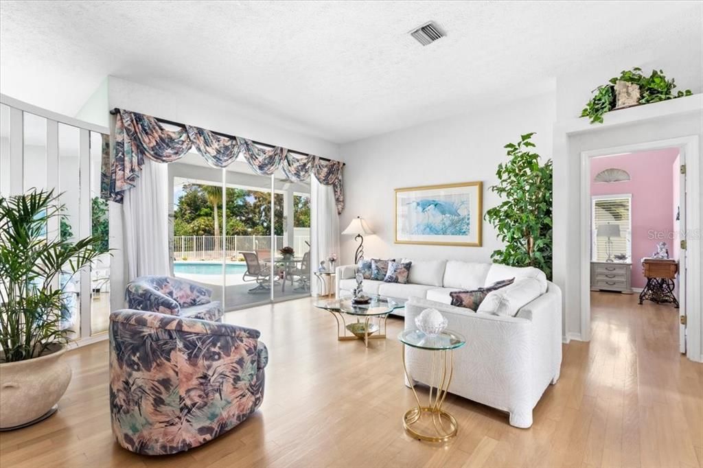 En Venta: $659,000 (3 camas, 2 baños, 2140 Pies cuadrados)