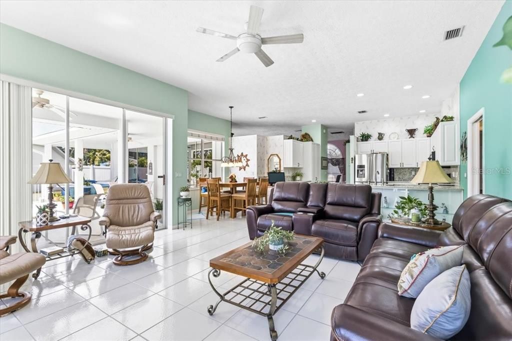 En Venta: $659,000 (3 camas, 2 baños, 2140 Pies cuadrados)