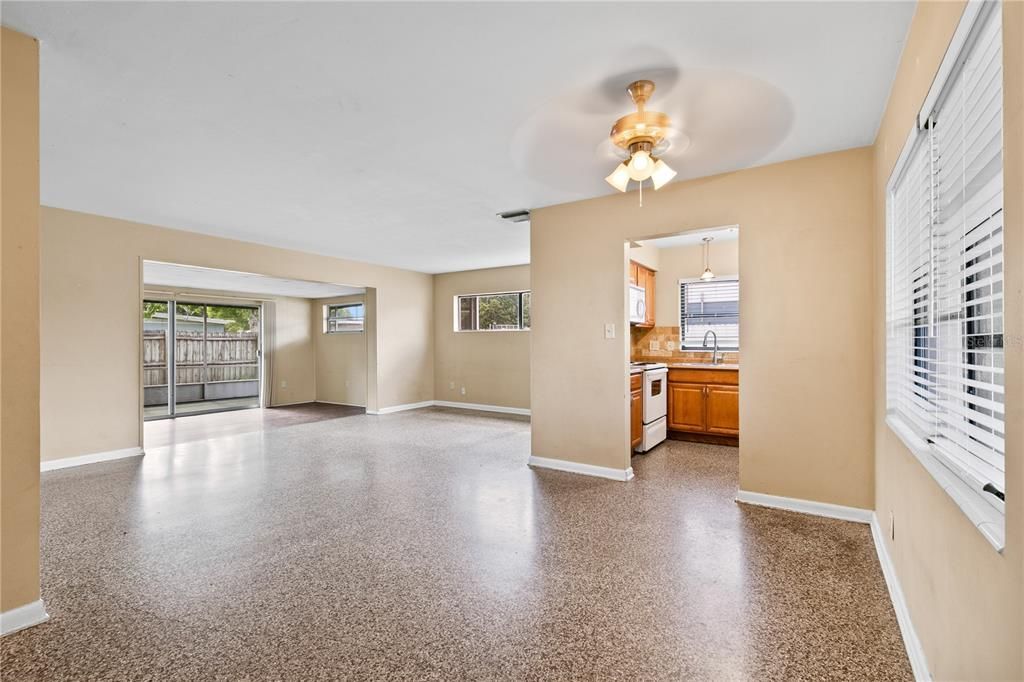 Activo con contrato: $295,000 (3 camas, 2 baños, 1363 Pies cuadrados)