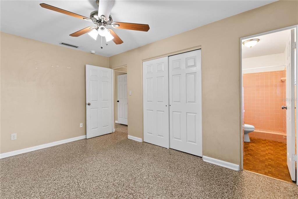 Activo con contrato: $295,000 (3 camas, 2 baños, 1363 Pies cuadrados)