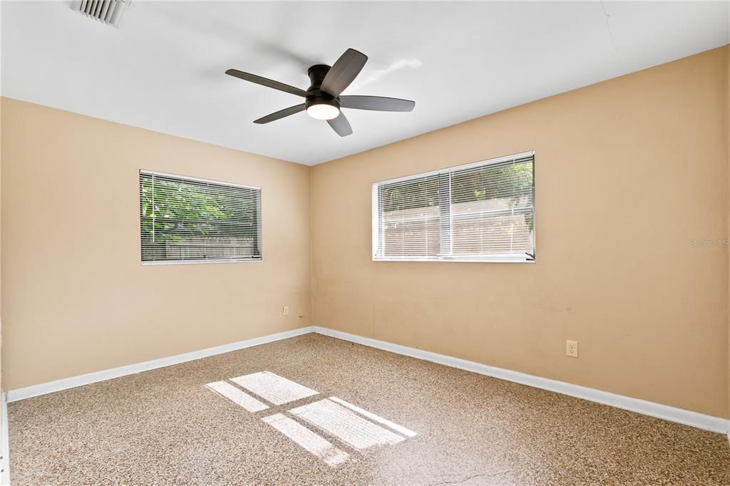 Activo con contrato: $295,000 (3 camas, 2 baños, 1363 Pies cuadrados)
