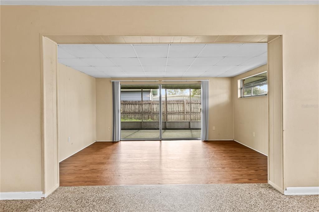 Activo con contrato: $295,000 (3 camas, 2 baños, 1363 Pies cuadrados)