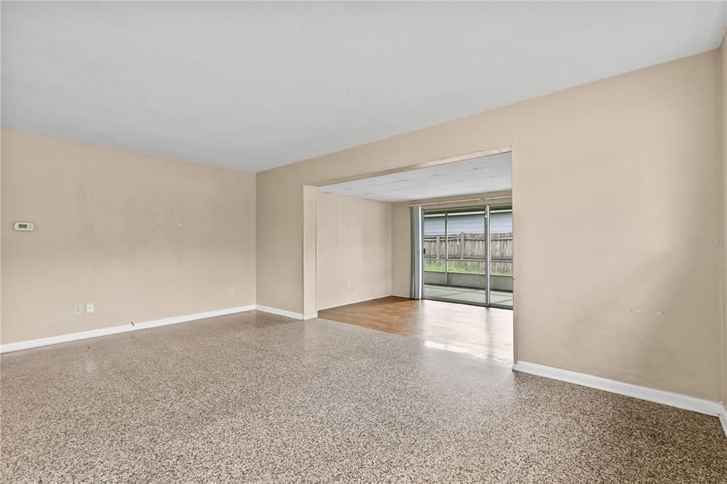 Activo con contrato: $295,000 (3 camas, 2 baños, 1363 Pies cuadrados)