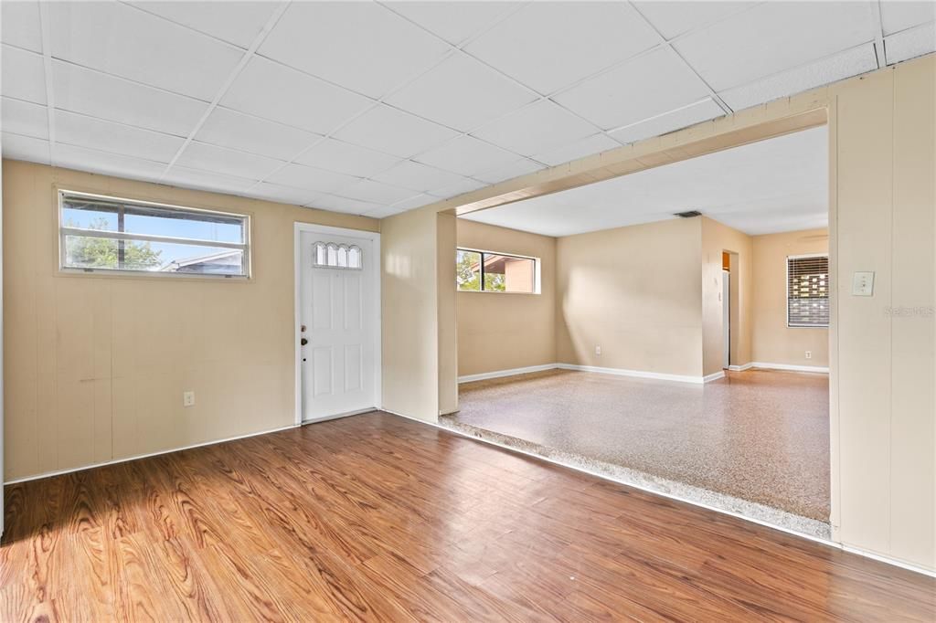 Activo con contrato: $295,000 (3 camas, 2 baños, 1363 Pies cuadrados)