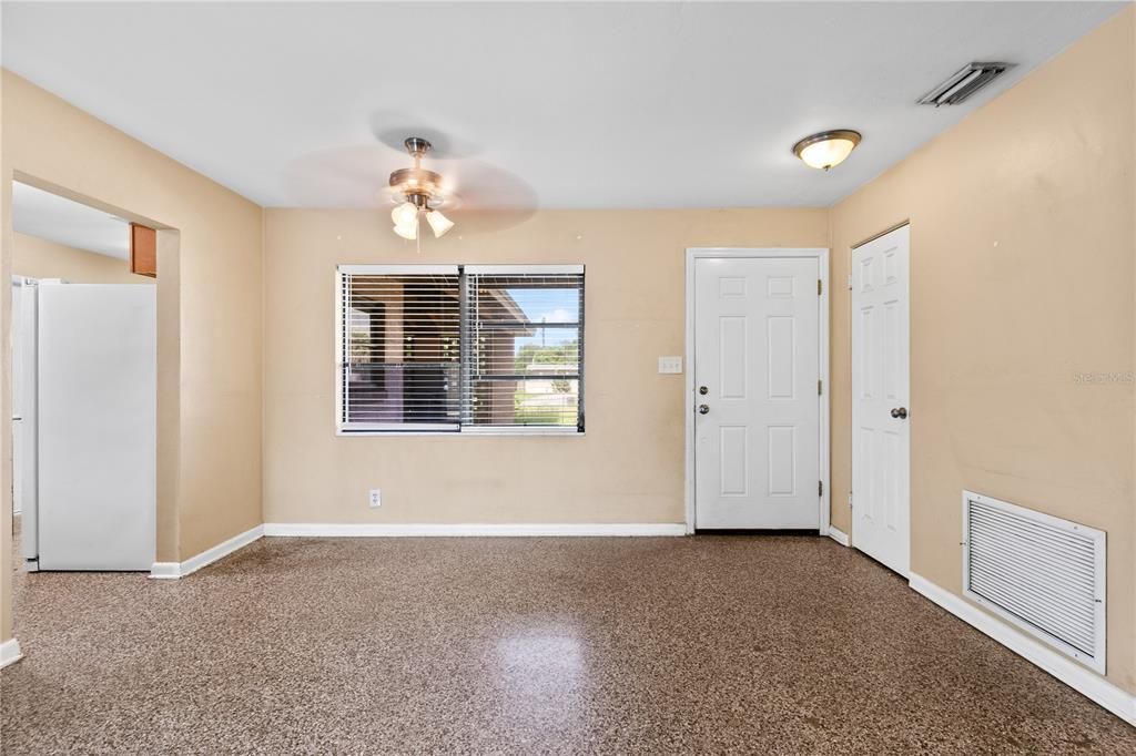 Activo con contrato: $295,000 (3 camas, 2 baños, 1363 Pies cuadrados)