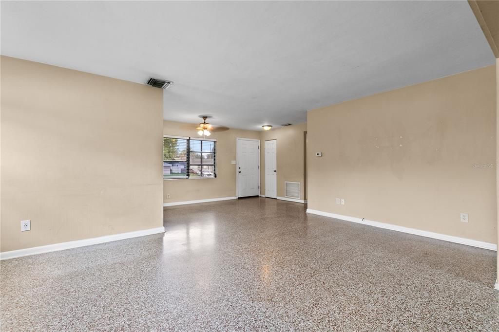 Activo con contrato: $295,000 (3 camas, 2 baños, 1363 Pies cuadrados)