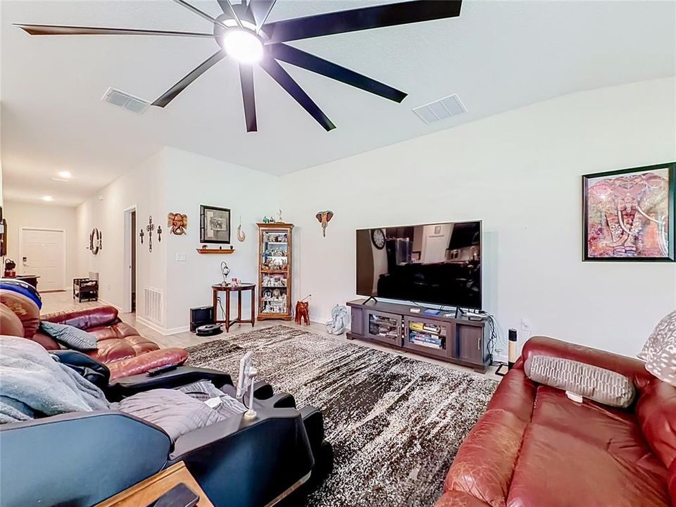 En Venta: $350,000 (4 camas, 2 baños, 1939 Pies cuadrados)