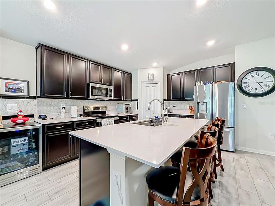 En Venta: $350,000 (4 camas, 2 baños, 1939 Pies cuadrados)