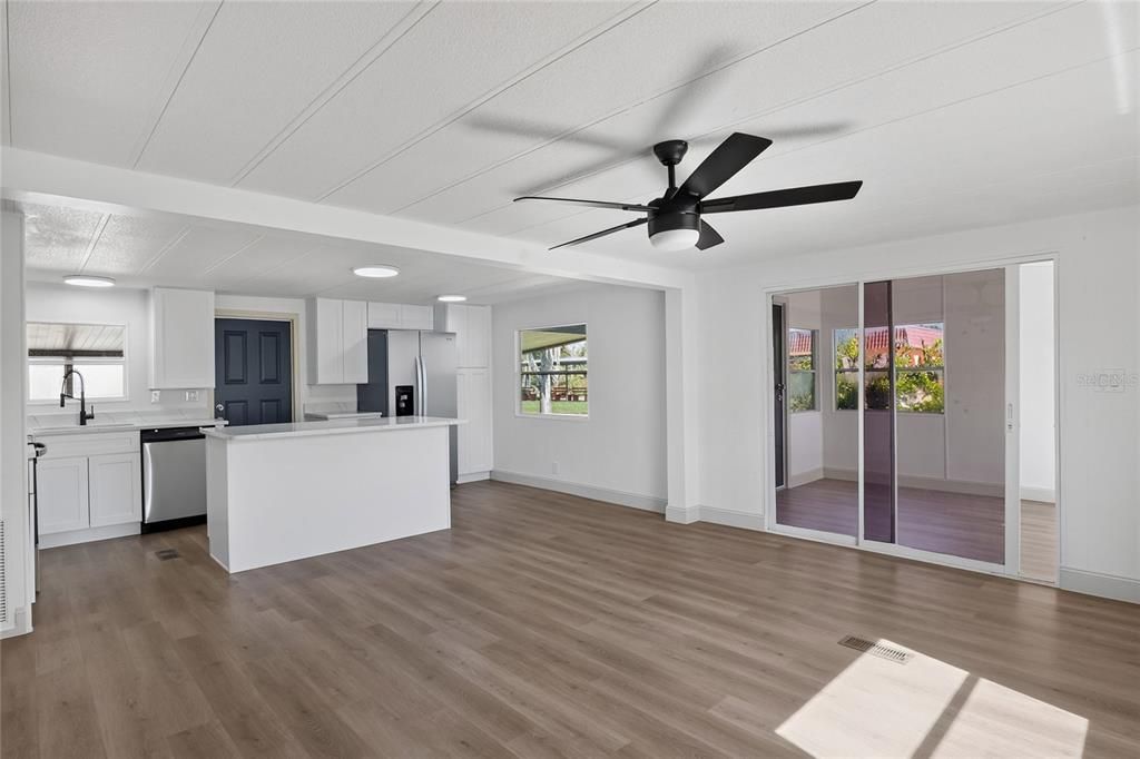 На продажу: $179,900 (2 спален, 2 ванн, 1090 Квадратных фут)