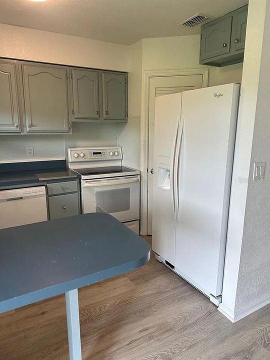 На продажу: $154,900 (2 спален, 2 ванн, 831 Квадратных фут)