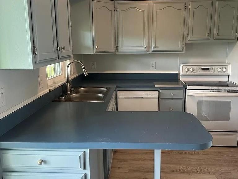 На продажу: $154,900 (2 спален, 2 ванн, 831 Квадратных фут)