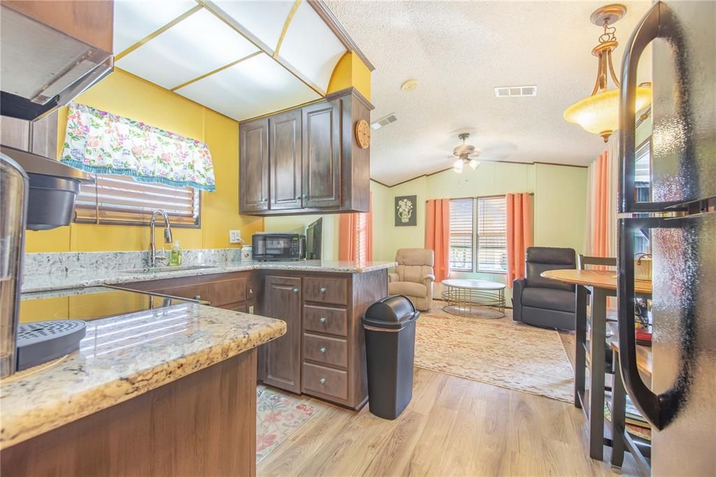 На продажу: $109,000 (2 спален, 2 ванн, 845 Квадратных фут)