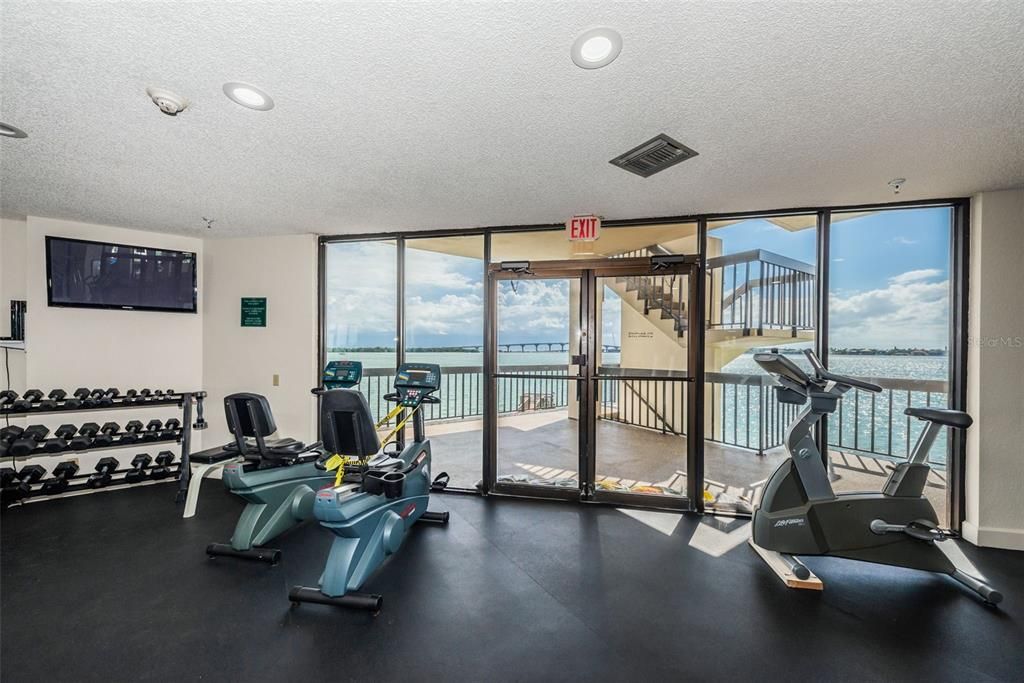 Activo con contrato: $359,000 (2 camas, 2 baños, 890 Pies cuadrados)