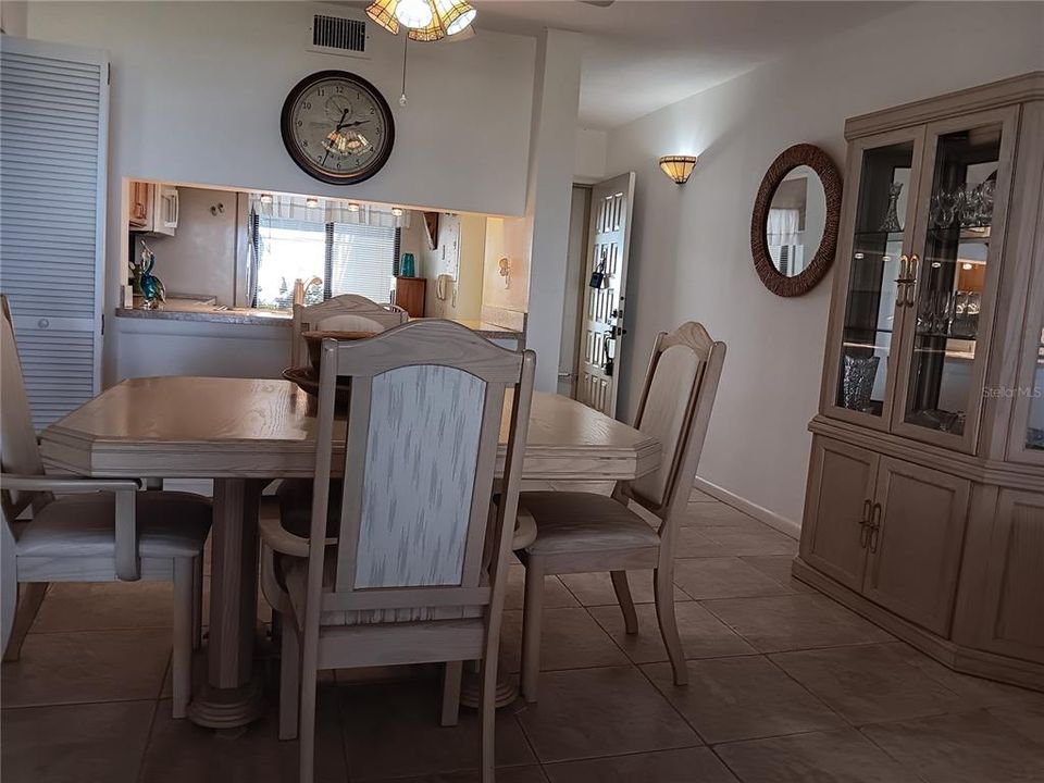 Activo con contrato: $359,000 (2 camas, 2 baños, 890 Pies cuadrados)