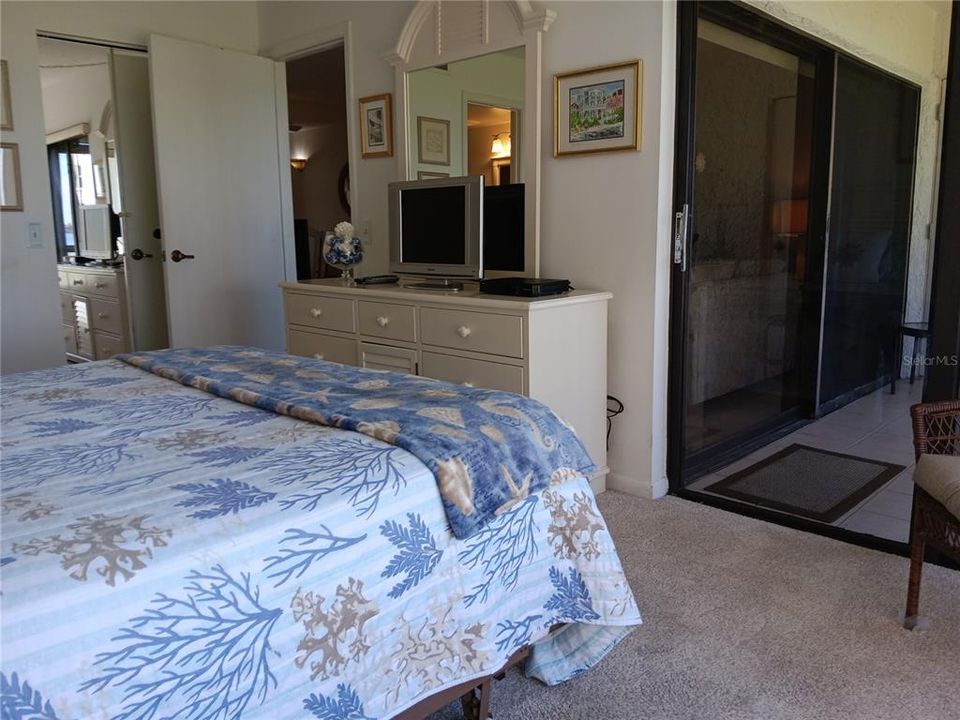 Activo con contrato: $359,000 (2 camas, 2 baños, 890 Pies cuadrados)