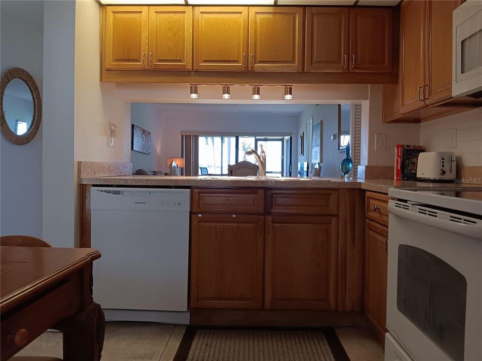 Activo con contrato: $359,000 (2 camas, 2 baños, 890 Pies cuadrados)