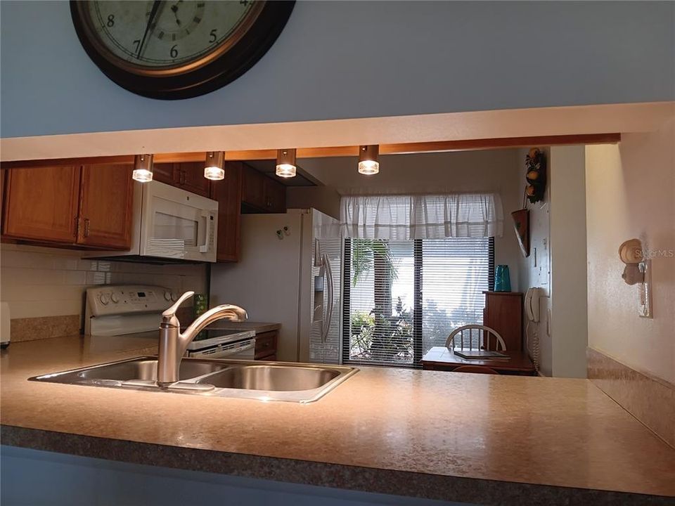 Activo con contrato: $359,000 (2 camas, 2 baños, 890 Pies cuadrados)