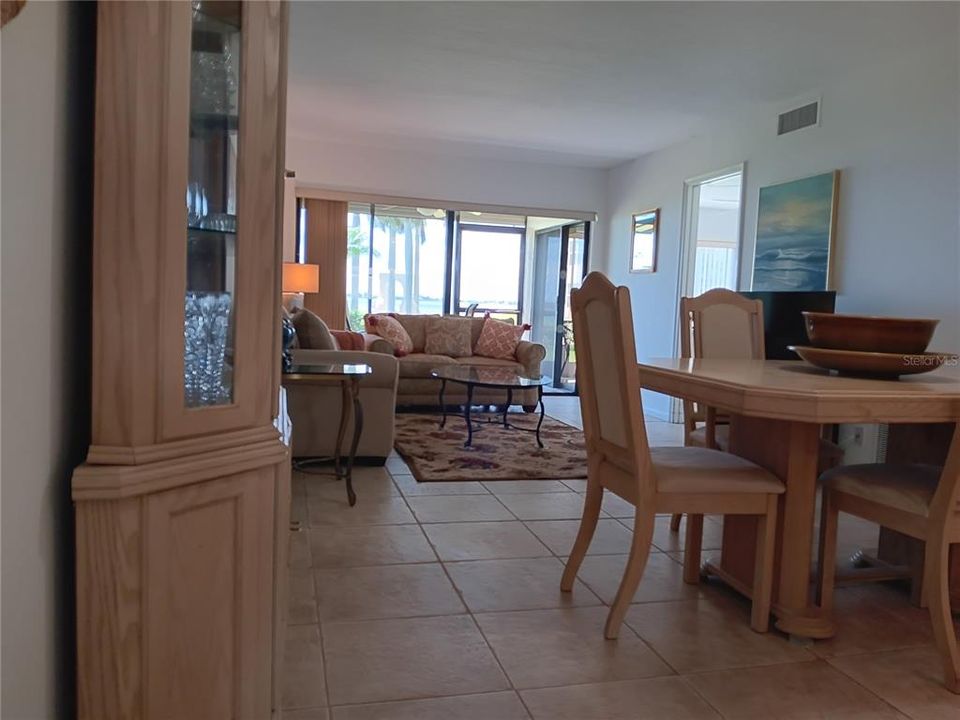Activo con contrato: $359,000 (2 camas, 2 baños, 890 Pies cuadrados)
