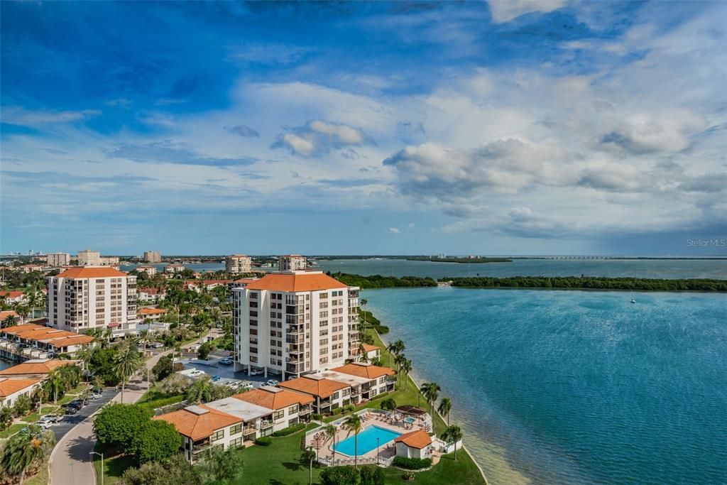 Activo con contrato: $359,000 (2 camas, 2 baños, 890 Pies cuadrados)
