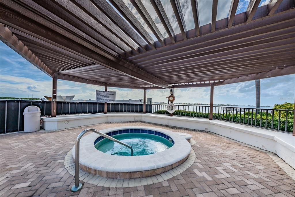 Activo con contrato: $359,000 (2 camas, 2 baños, 890 Pies cuadrados)