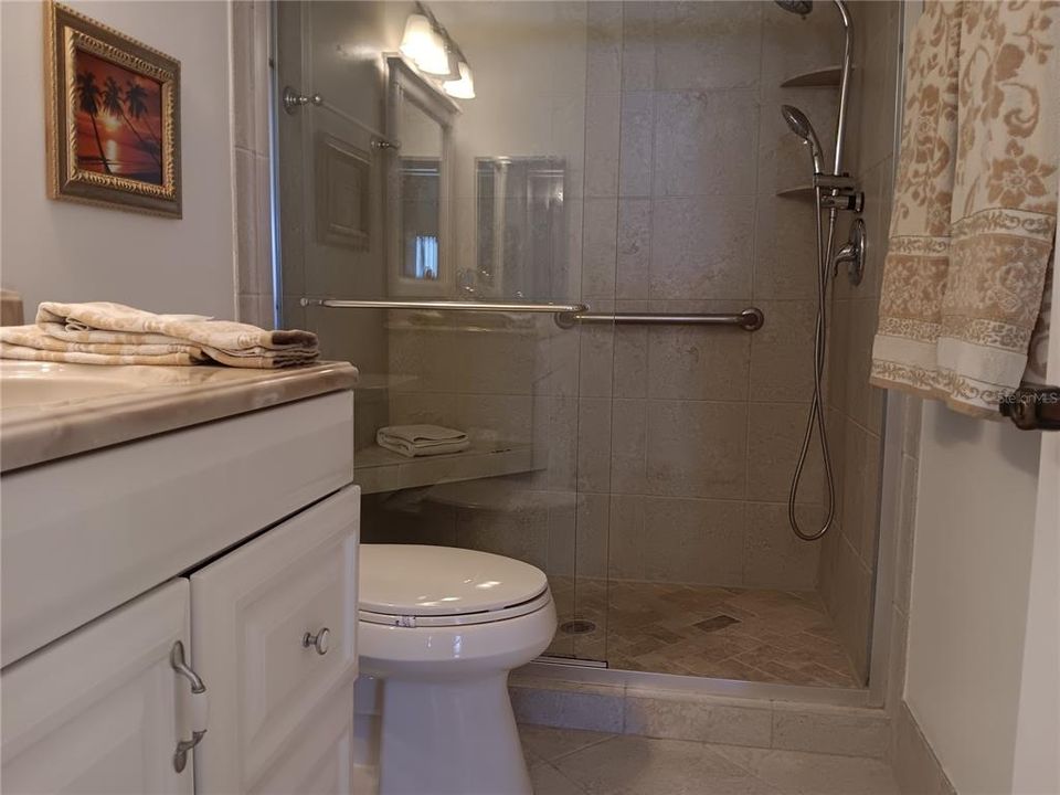 Activo con contrato: $359,000 (2 camas, 2 baños, 890 Pies cuadrados)
