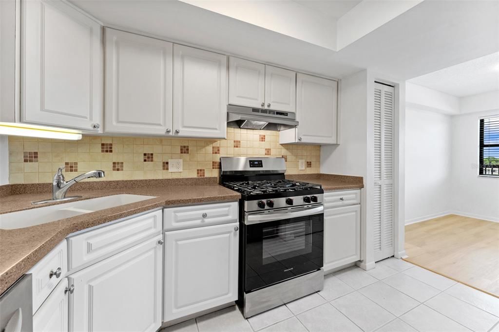 For Sale: $250,000 (2 beds, 2 baths, 1280 Square Feet)