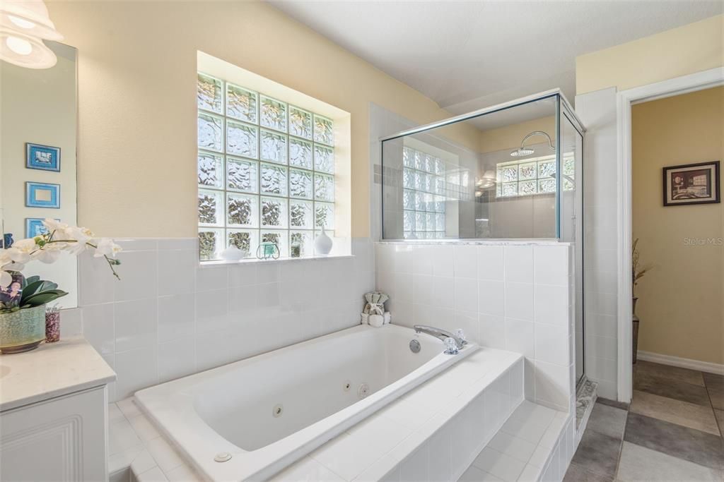 For Sale: $400,000 (3 beds, 2 baths, 1789 Square Feet)